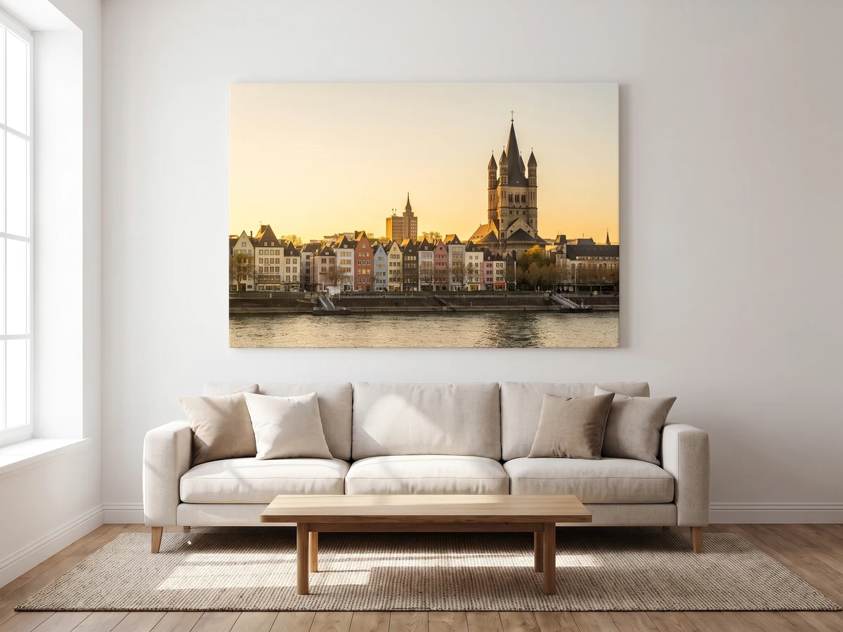 Leinwand mit der Kölner Altstadt am Rhein über einem Sofa