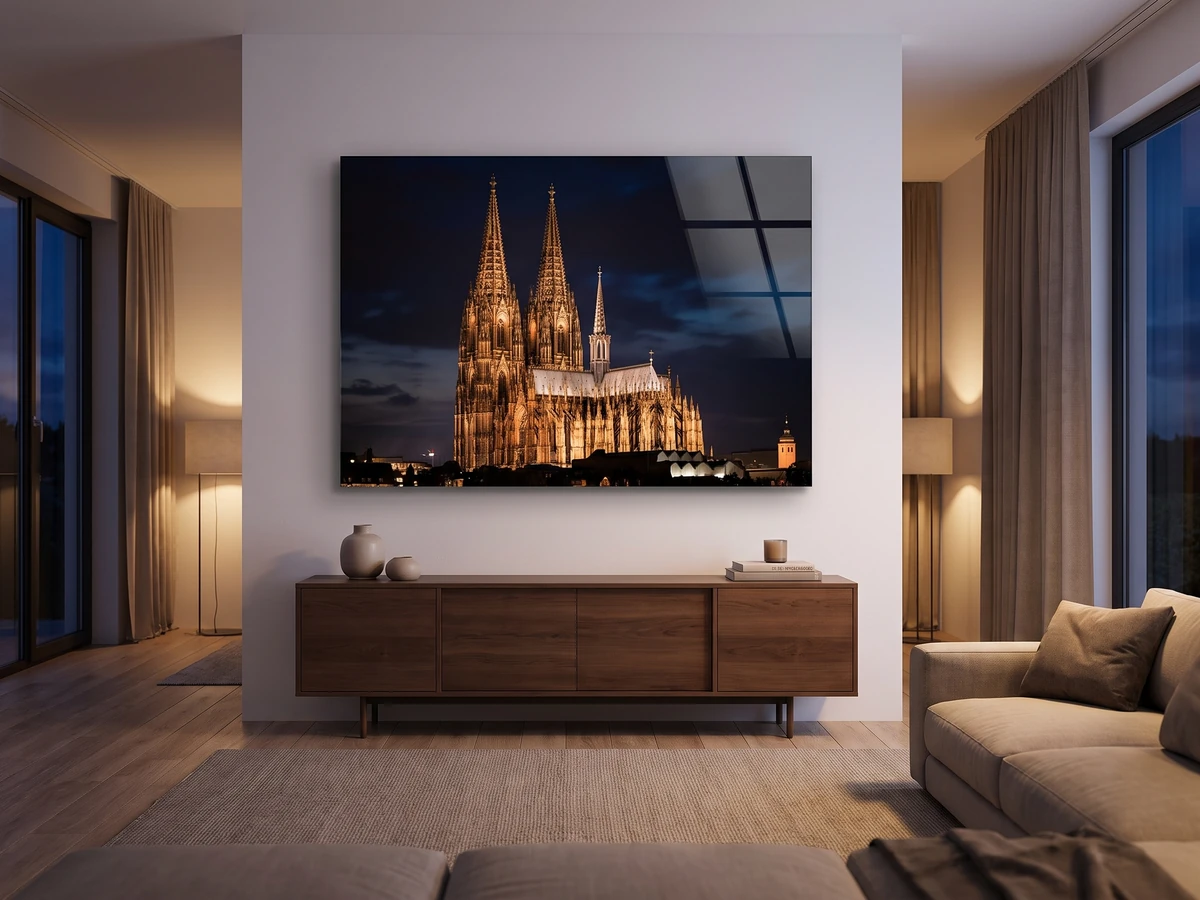 Acrylglasbild mit dem beleuchteten Kölner Dom im Wohnzimmer