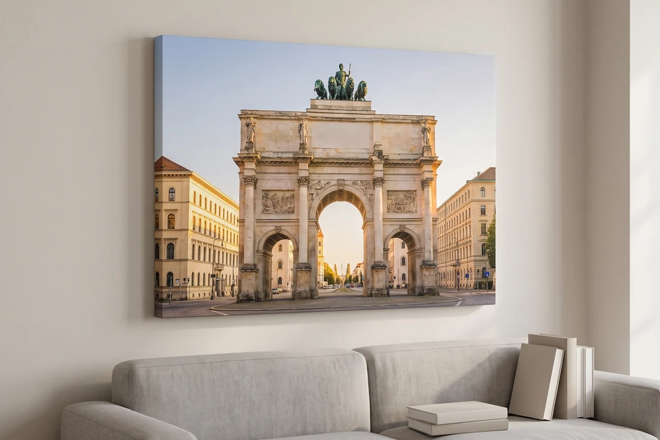Leinwand mit dem Siegestor im Abendlicht über einem Sofa