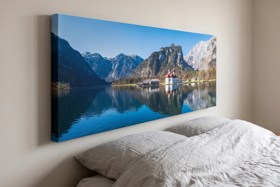 Leinwand mit Alpenpanorama über einem Bett