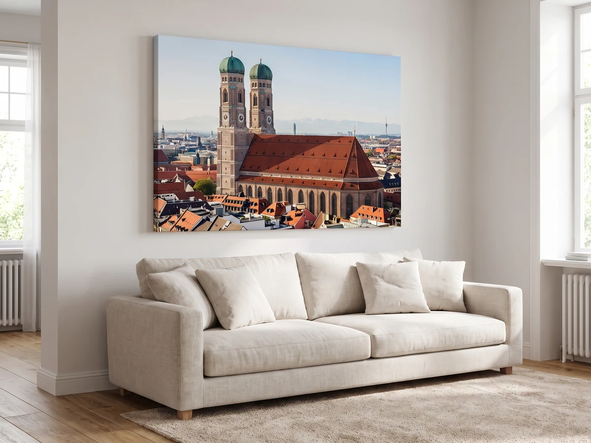 Leinwand mit der Frauenkirche über den Dächern der Altstadt über einem Sofa
