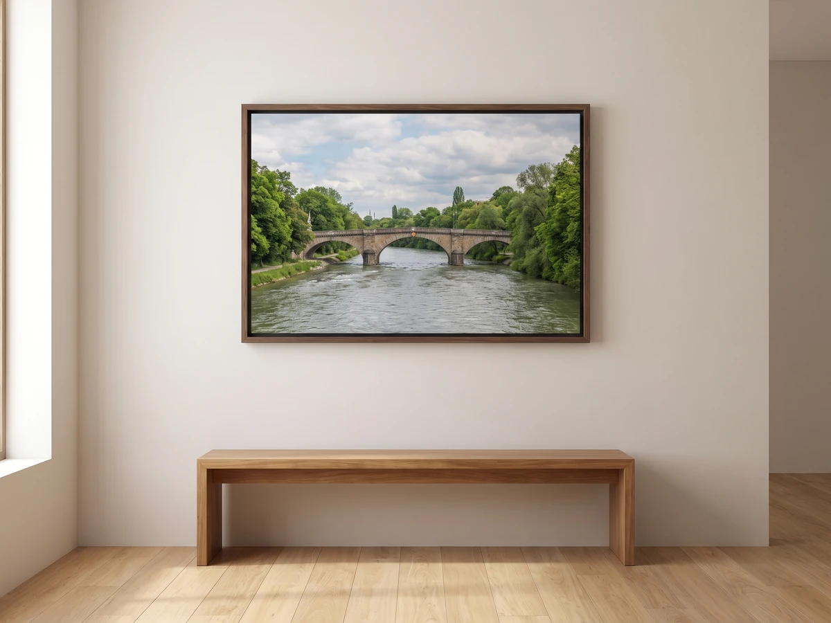 Isar mit Steinbrücke im schmalen Schattenfugenrahmen im Flur