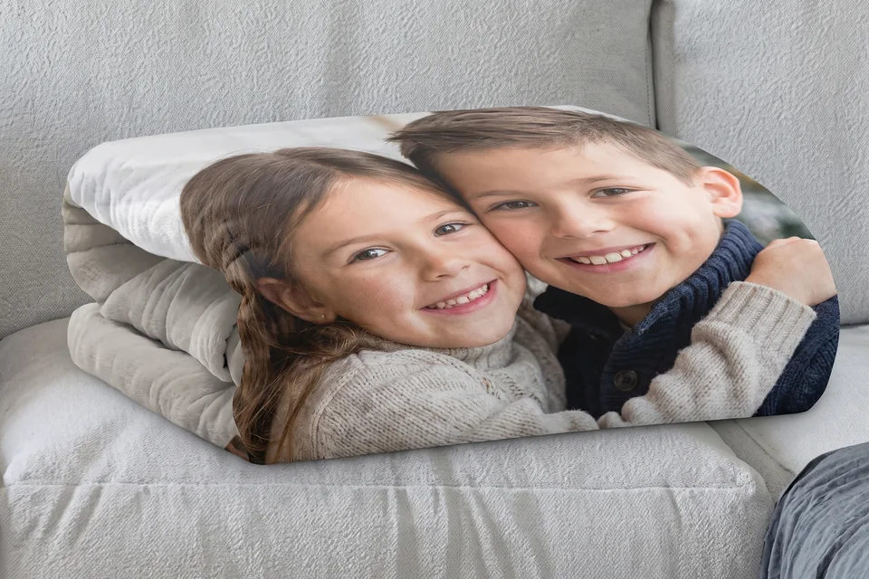 Fotodecke mit Familienfoto auf einem Sofa