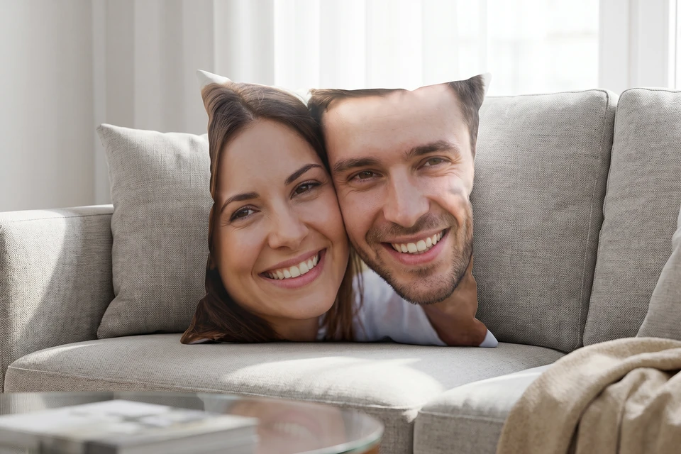 Fotokissen mit Paarfoto auf einem Sofa