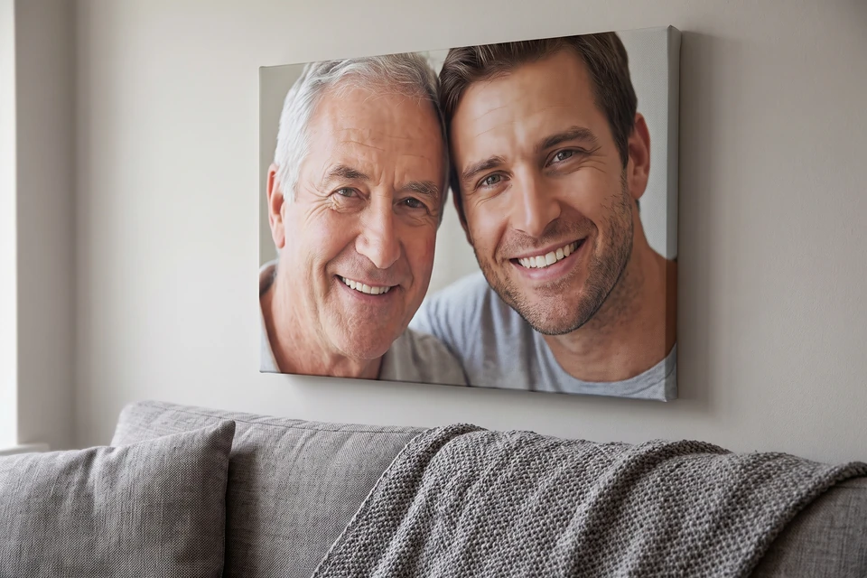 Leinwand mit Familienfoto über einem Sofa