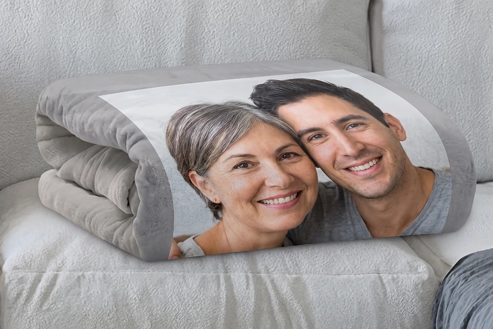 Fotodecke mit Familienfoto auf einem Bett