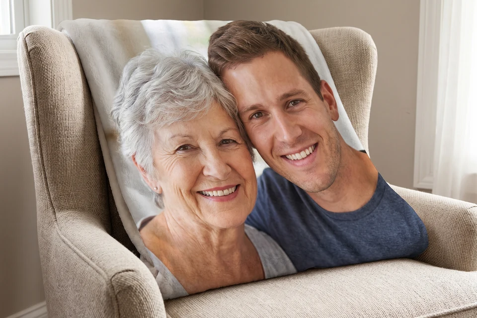 Fotodecke mit Foto von Oma und Enkel auf einem Sessel