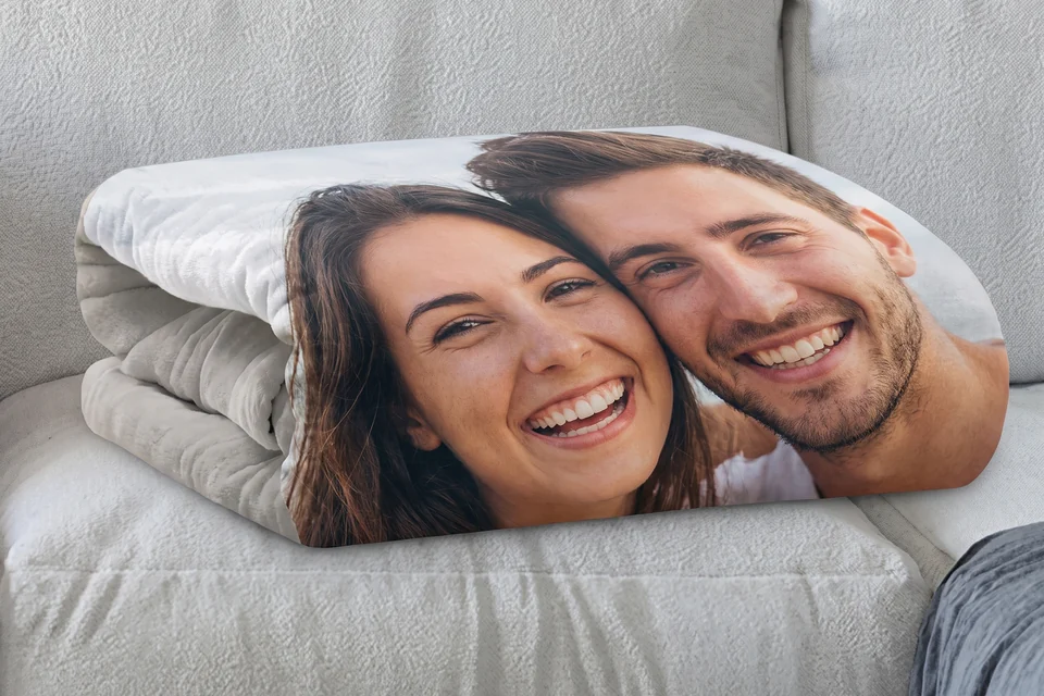 Fotodecke mit Paarfoto auf einem Sofa