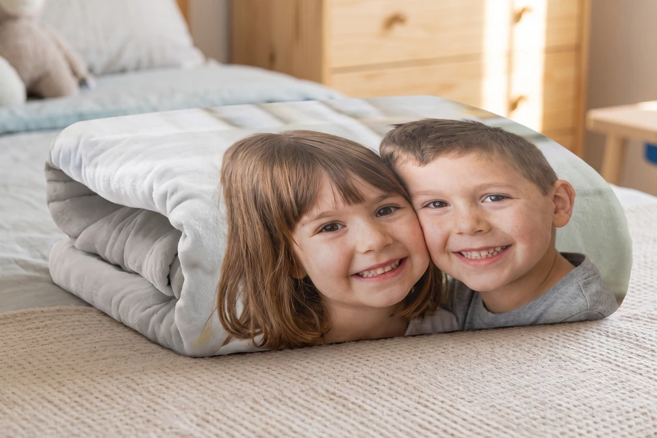 Fotodecke mit Kinderfoto auf einem Kinderbett