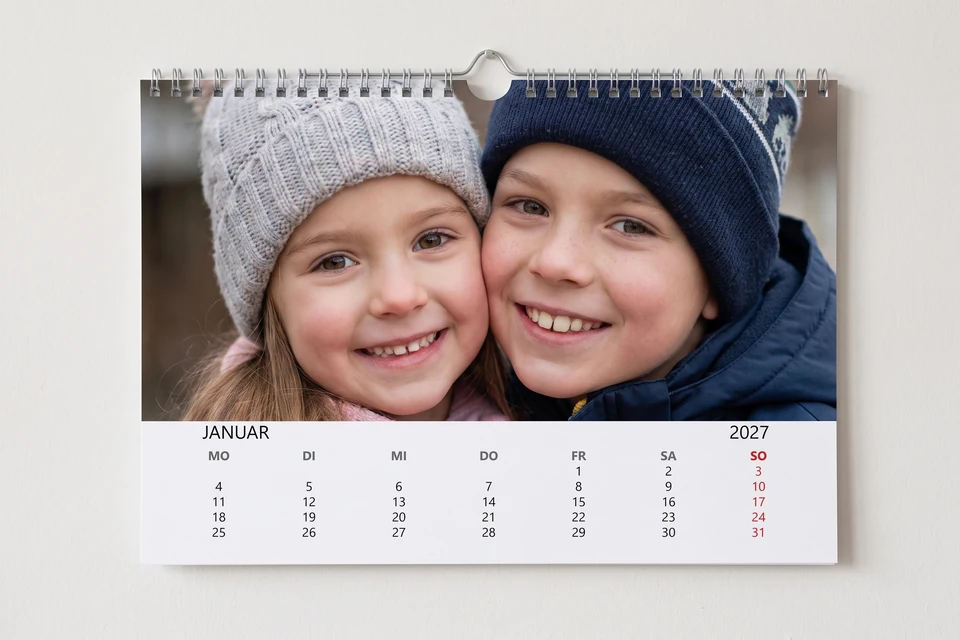 Wandkalender mit Familienfoto an einer hellen Wand