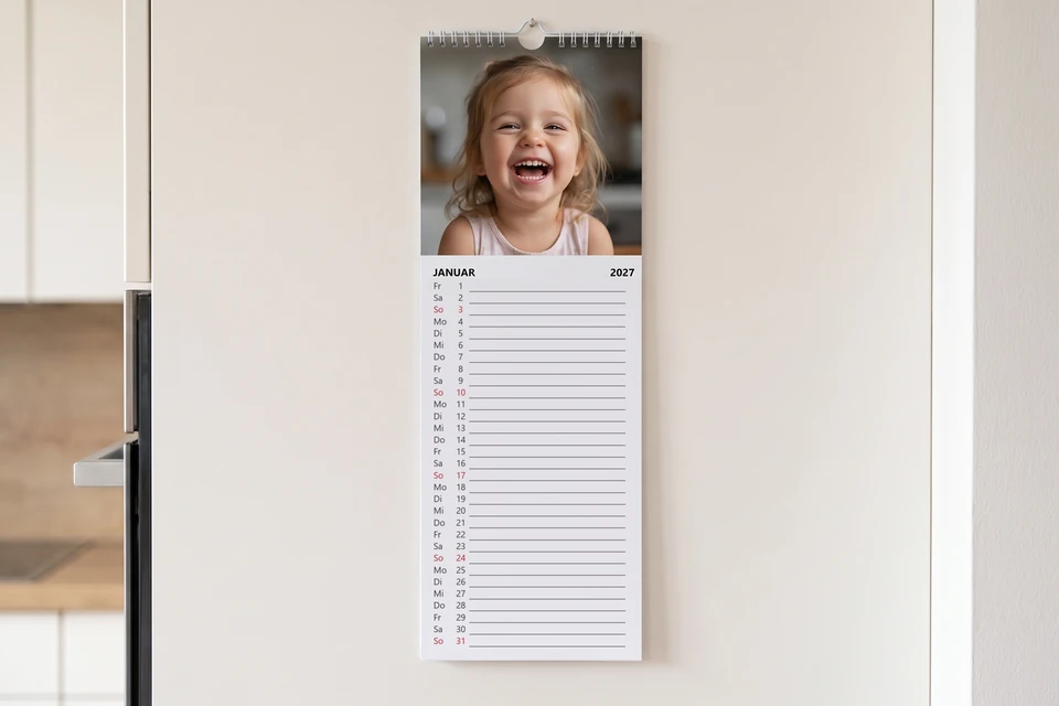 Küchenkalender mit Kinderfoto an einer Küchenwand