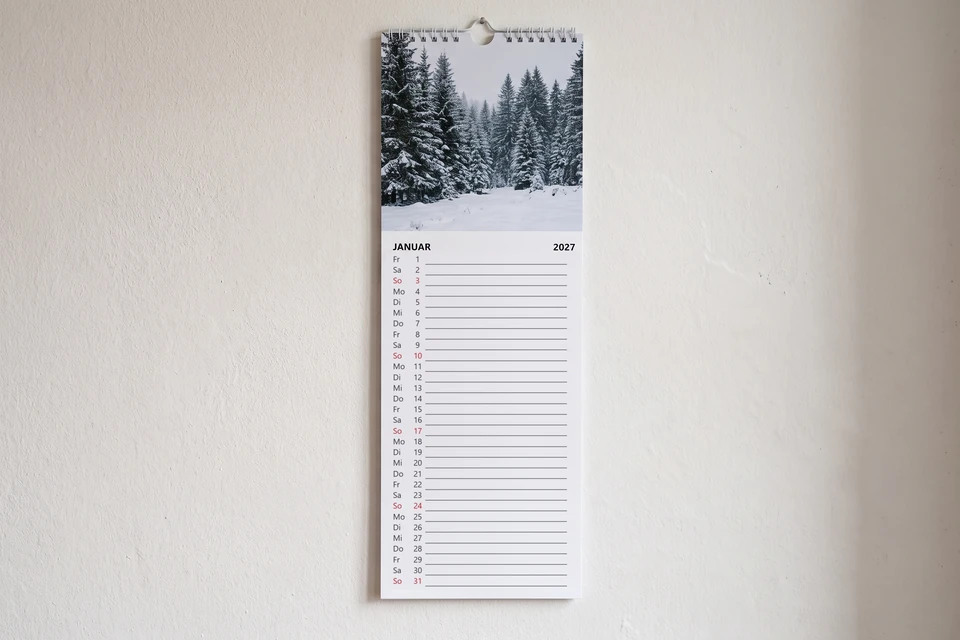 Küchenkalender mit Foto an einer Küchenwand