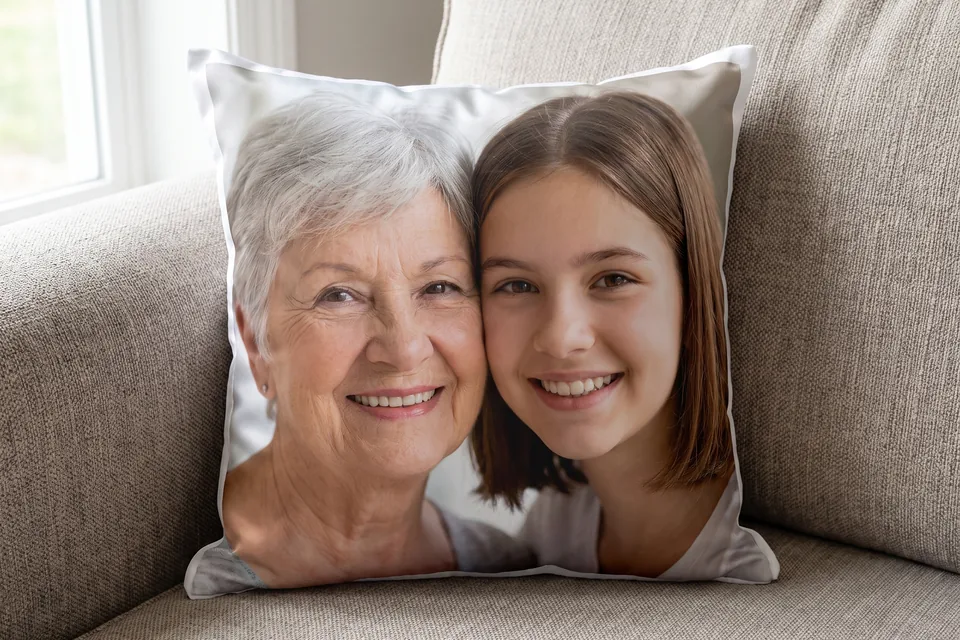 Satin-Fotokissen mit Familienfoto auf einem Sofa