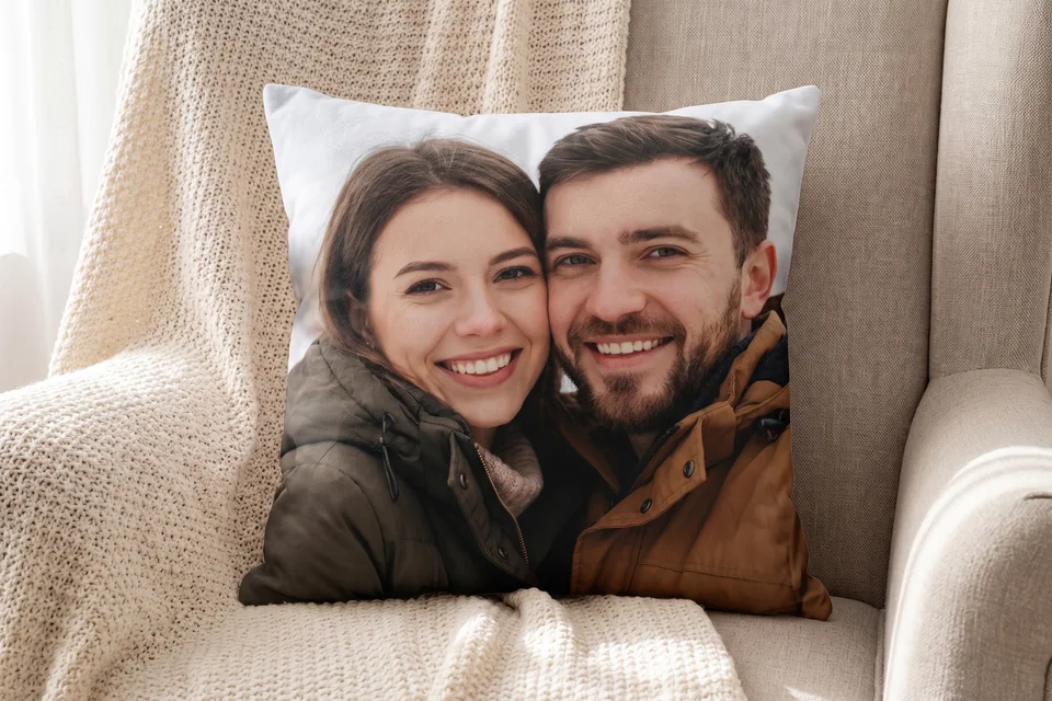 Plüsch-Fotokissen mit Paarfoto auf einem Sessel