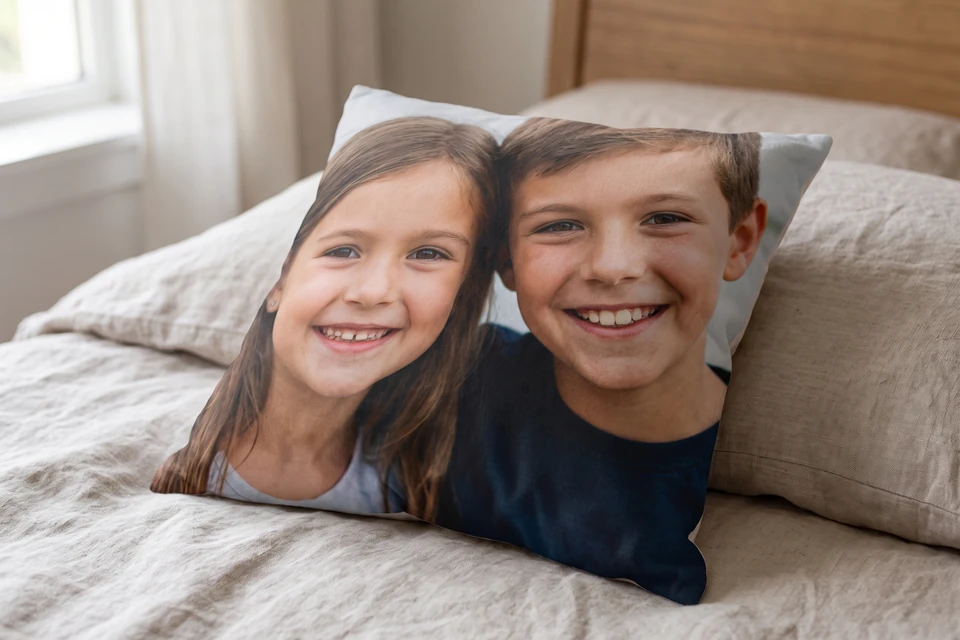 Baumwoll-Fotokissen mit Kinderfoto auf einem Bett