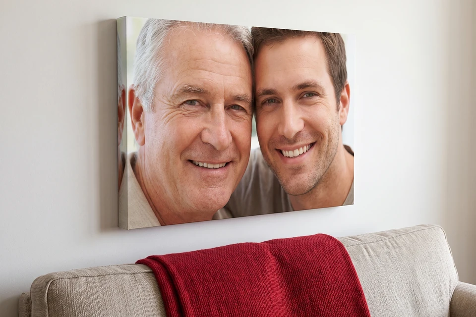 Leinwand mit Foto von Vater und Sohn über einem Sofa