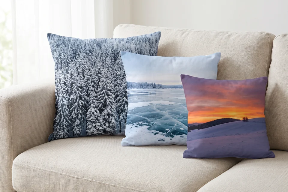 Drei Baumwoll-Fotokissen mit Winterlandschaften auf einem Sofa
