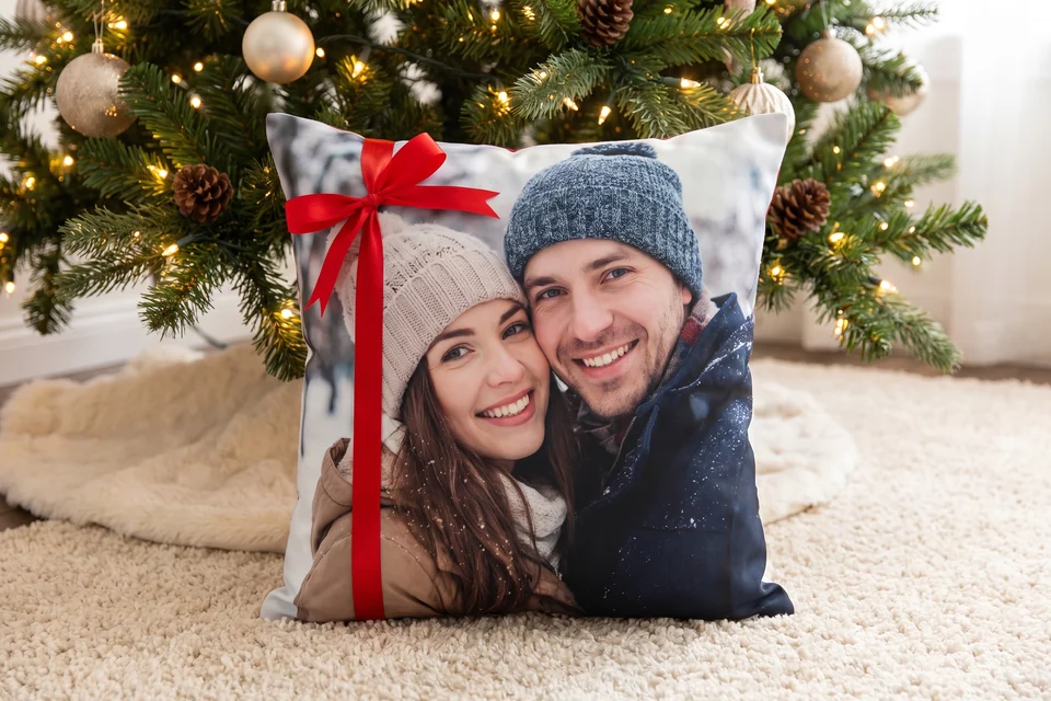 Fotokissen als Weihnachtsgeschenk unter dem Baum