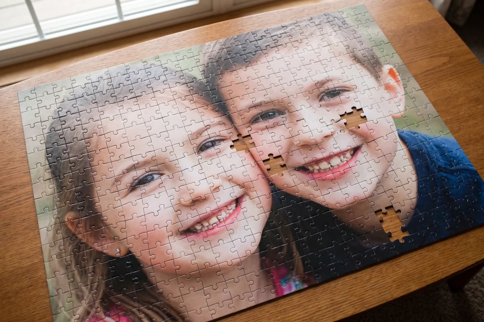 Fotopuzzle mit 500 Teilen auf einem Couchtisch