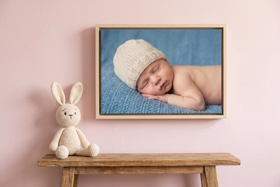Babyfoto im Schattenfugenrahmen Naturholz im Kinderzimmer