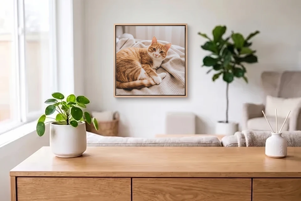 Gerahmtes Katzenfoto auf einer hellen Kommode