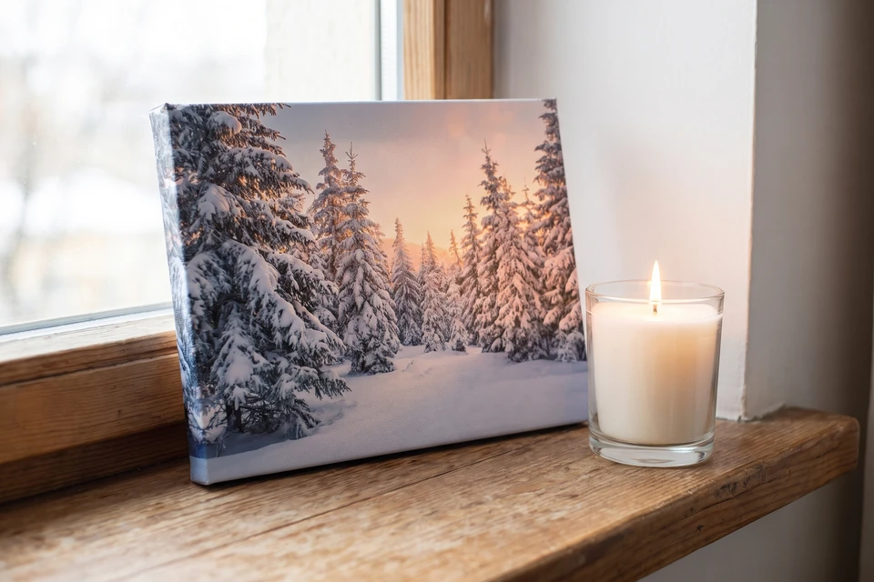 Kleine Leinwand mit Foto eines verschneiten Waldes
