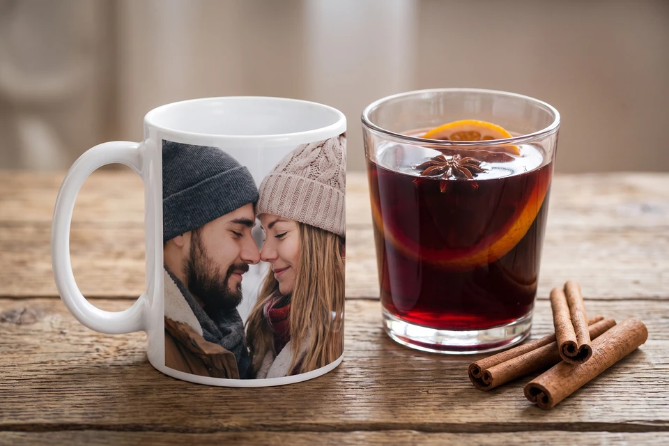 Fototasse mit Paarfoto neben Glühwein