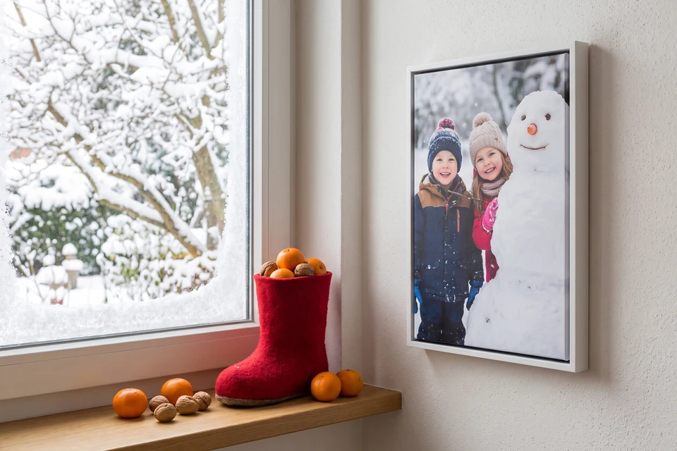 Fensterbank mit Nikolausgeschenken und Foto im Schattenfugenrahmen