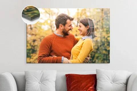 Paarfoto als Acrylglasbild über einem Sofa