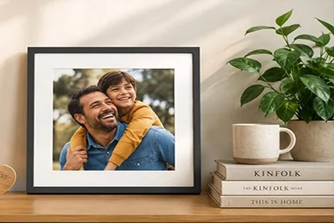 Gerahmtes Foto von Vater und Sohn neben Büchern und einer Tasse