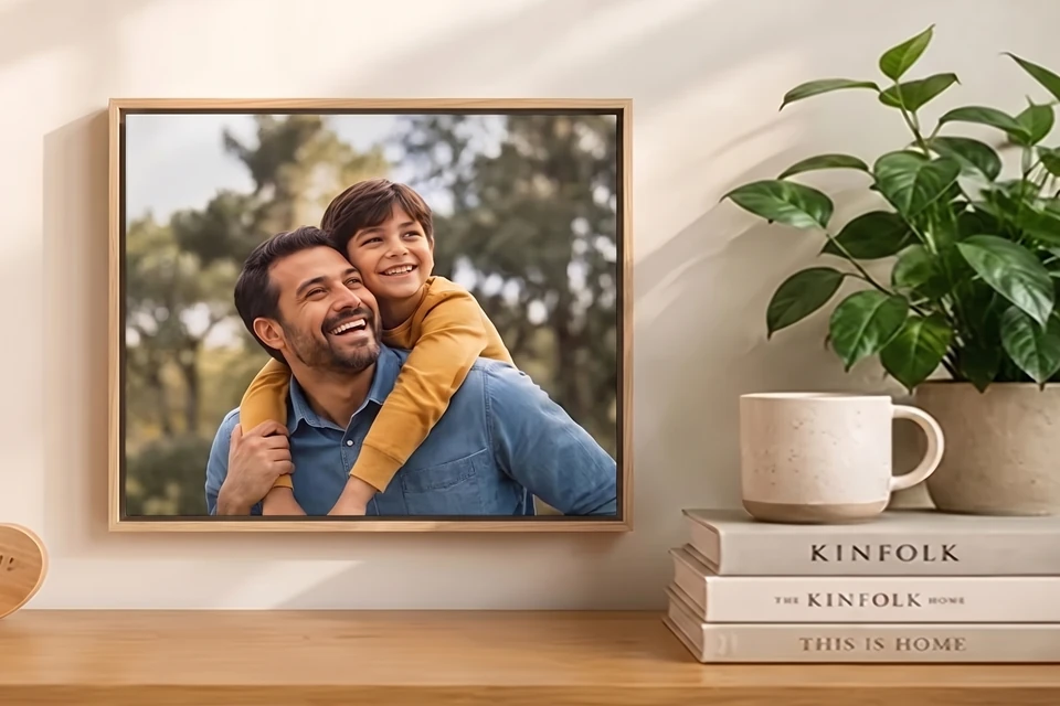 Gerahmtes Foto von Vater und Sohn neben Büchern und einer Tasse