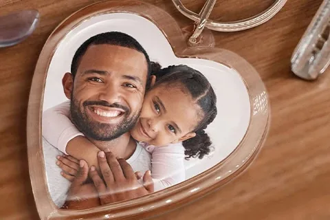 Schlüsselanhänger in Herzform mit Foto von Vater und Tochter