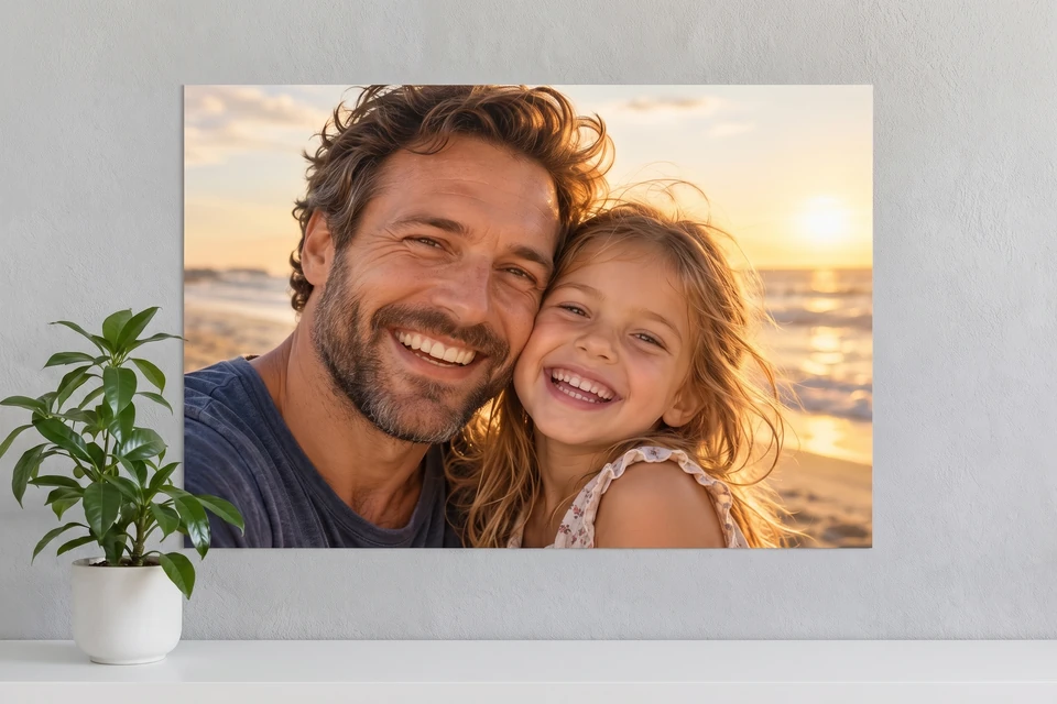 Fotoposter mit Foto von Vater und Tochter am Strand an einer grauen Wand