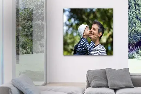Leinwand mit Vater und Kind an einer hellen Wohnzimmerwand