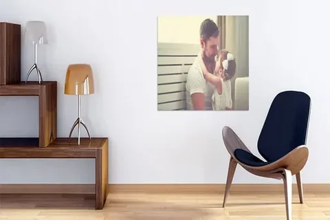 Acrylglasbild mit Vater und Kind über einem Sideboard