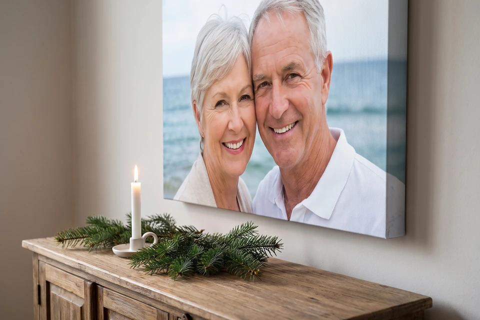 Leinwand mit Foto eines älteren Paares über einem Sideboard