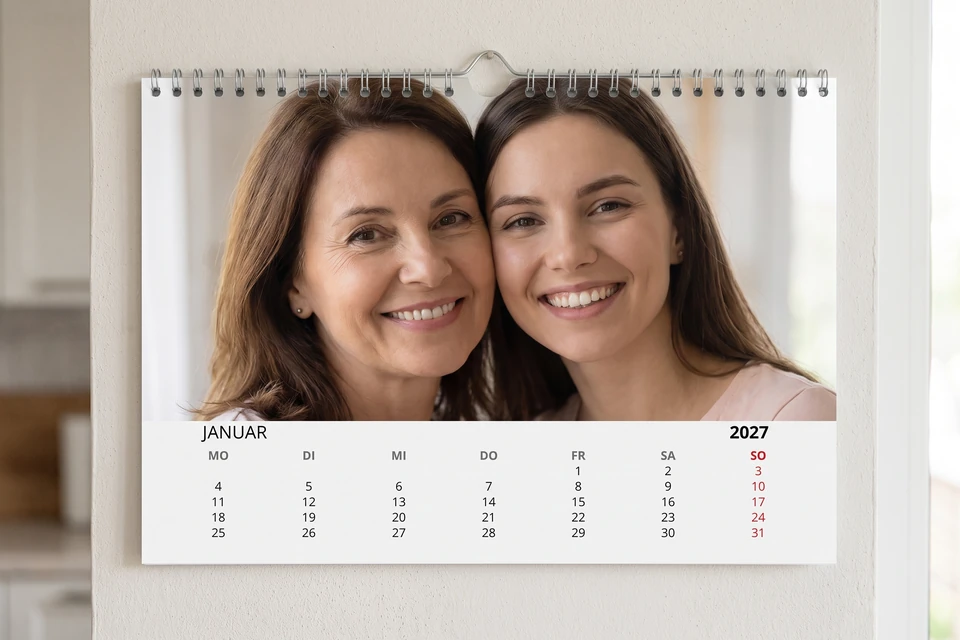 Wandkalender mit Familienfoto an einer Küchenwand