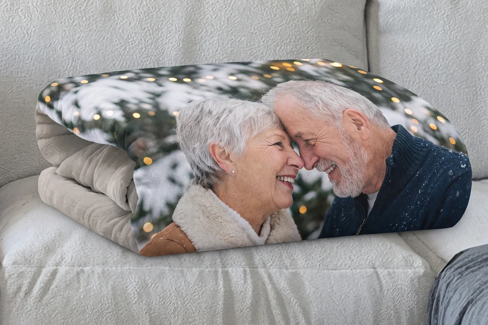 Fotodecke mit Paarfoto auf einem Sofa