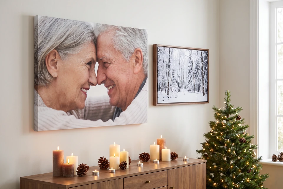 Wohnzimmer mit Leinwand und Foto im Schattenfugenrahmen zu Weihnachten