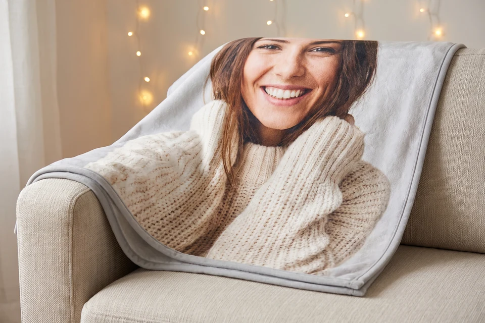 Fotodecke mit Porträt einer Frau auf einem Sofa