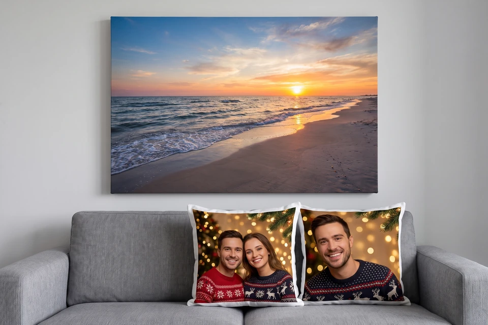 Leinwand mit Foto eines Strandes im Abendlicht über einem Sofa