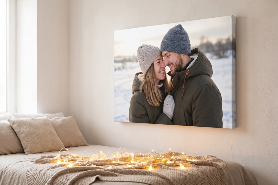 Paarfoto als Leinwand über einem Bett mit Lichterkette