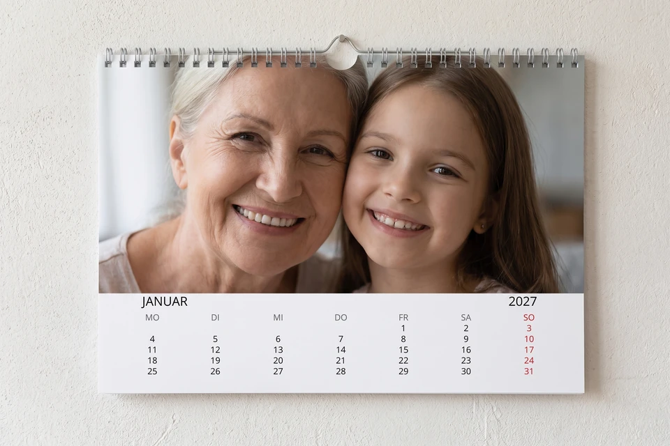 Fotokalender mit Foto von Oma und Enkelin an einer Küchenwand