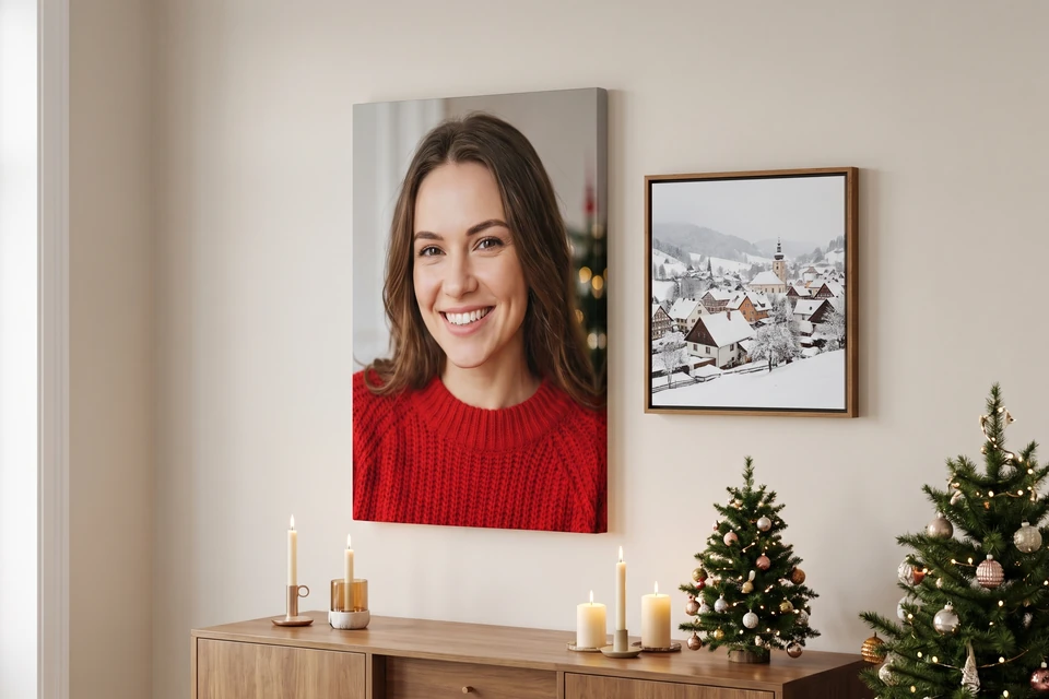 Wohnzimmerwand mit Leinwand und Foto im Schattenfugenrahmen zu Weihnachten