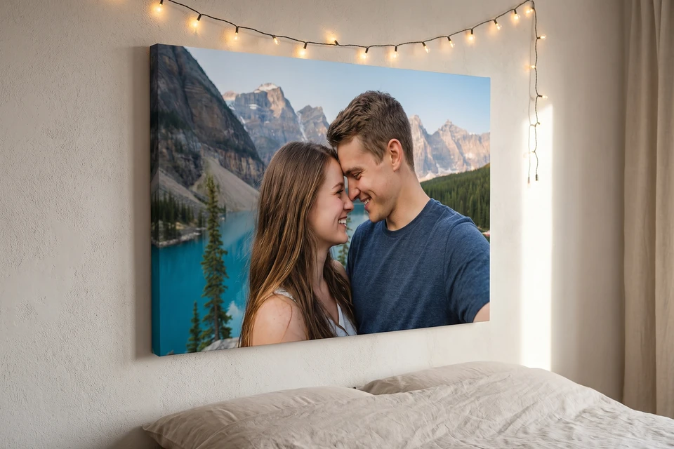 Leinwand mit Paarfoto über einem Bett
