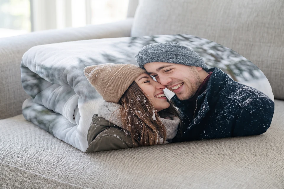 Fotodecke mit Paarfoto auf einem Sofa