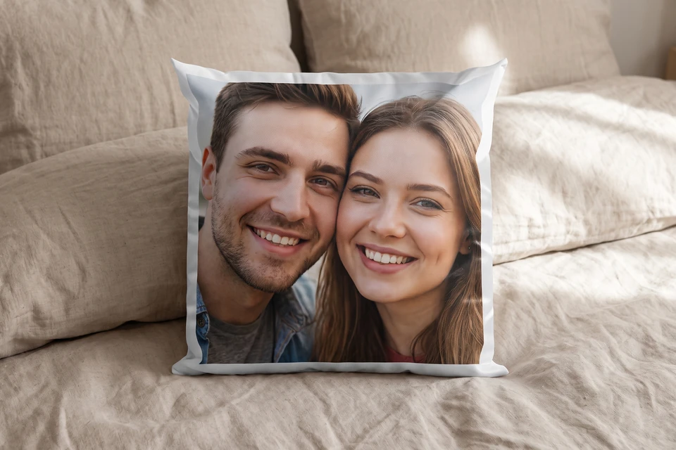 Fotokissen mit Paarfoto auf einem Bett