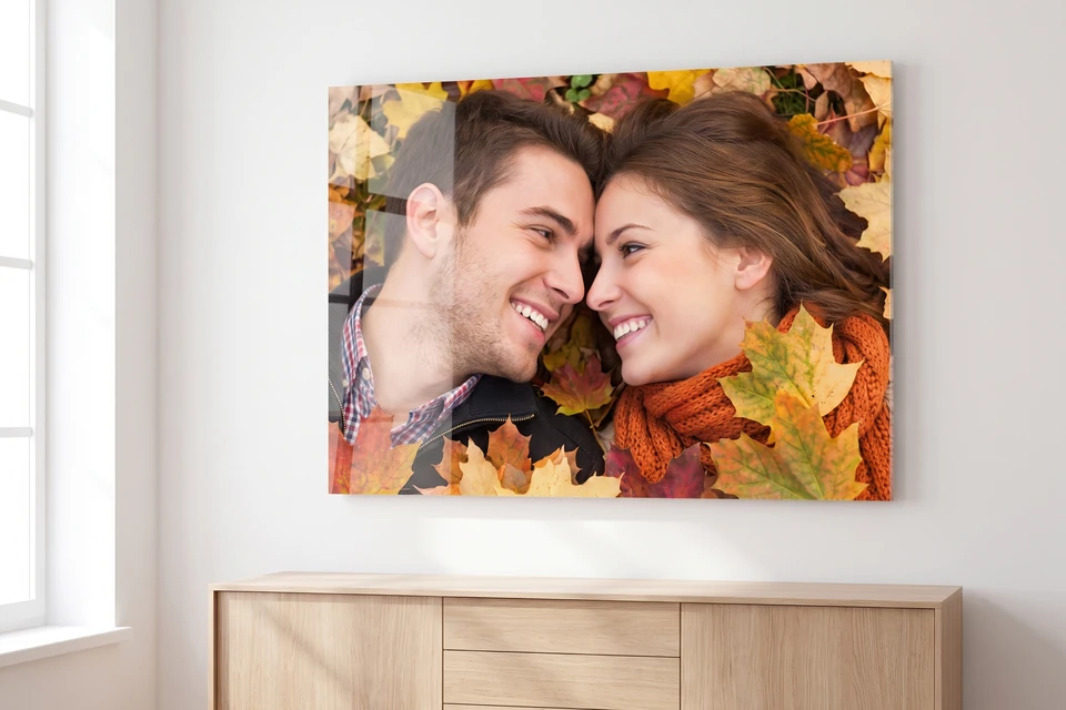 Acrylglasbild mit Paarfoto über einem Sideboard