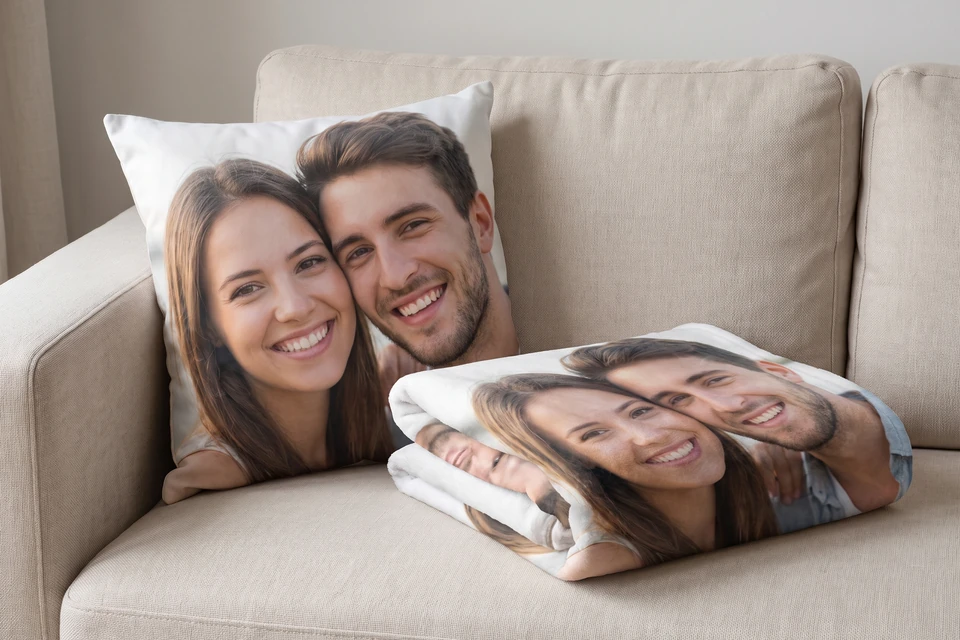 Fotokissen und Fotodecke auf einem Sofa