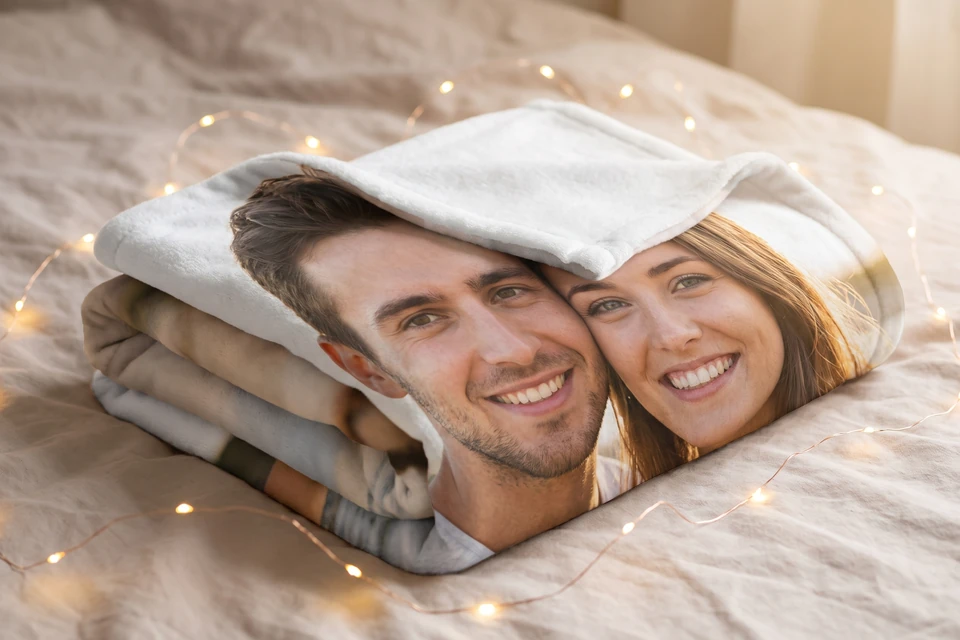 Fotodecke mit Paarfoto auf einem Bett